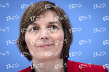 Bundespressekonferenz 'Vorstellung der OECD-Studie Bildung auf einen Blick 2025' in Berlin