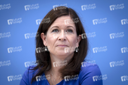 Bundespressekonferenz 'Vorstellung der OECD-Studie Bildung auf einen Blick 2025' in Berlin