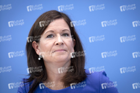 Bundespressekonferenz 'Vorstellung der OECD-Studie Bildung auf einen Blick 2025' in Berlin