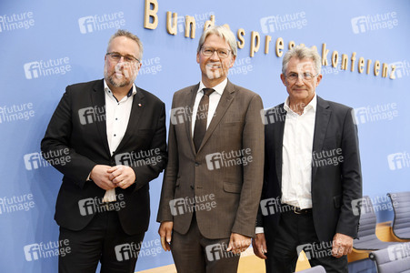 Bundespressekonferenz 'Sondervermögen für Infrastruktur - Mit Geld alleine kann man nicht bauen!' in Berlin