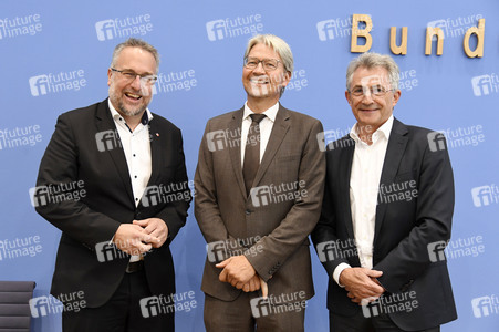 Bundespressekonferenz 'Sondervermögen für Infrastruktur - Mit Geld alleine kann man nicht bauen!' in Berlin
