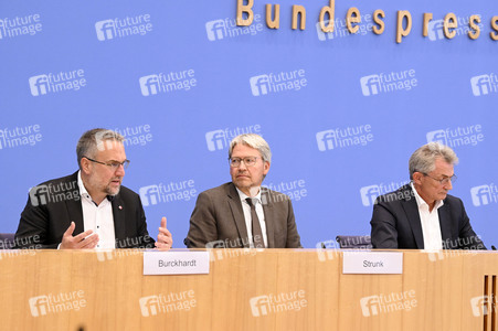 Bundespressekonferenz 'Sondervermögen für Infrastruktur - Mit Geld alleine kann man nicht bauen!' in Berlin