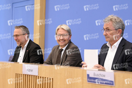 Bundespressekonferenz 'Sondervermögen für Infrastruktur - Mit Geld alleine kann man nicht bauen!' in Berlin