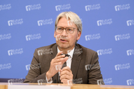 Bundespressekonferenz 'Sondervermögen für Infrastruktur - Mit Geld alleine kann man nicht bauen!' in Berlin