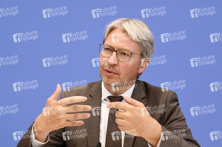 Bundespressekonferenz 'Sondervermögen für Infrastruktur - Mit Geld alleine kann man nicht bauen!' in Berlin