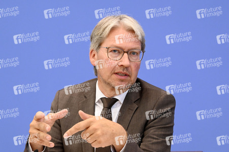 Bundespressekonferenz 'Sondervermögen für Infrastruktur - Mit Geld alleine kann man nicht bauen!' in Berlin