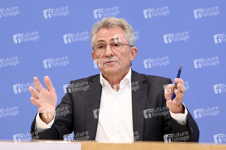 Bundespressekonferenz 'Sondervermögen für Infrastruktur - Mit Geld alleine kann man nicht bauen!' in Berlin