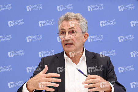 Bundespressekonferenz 'Sondervermögen für Infrastruktur - Mit Geld alleine kann man nicht bauen!' in Berlin