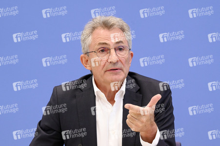 Bundespressekonferenz 'Sondervermögen für Infrastruktur - Mit Geld alleine kann man nicht bauen!' in Berlin