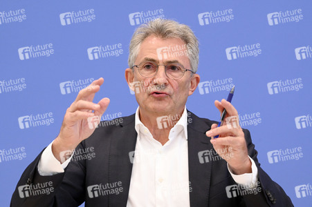 Bundespressekonferenz 'Sondervermögen für Infrastruktur - Mit Geld alleine kann man nicht bauen!' in Berlin