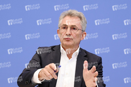 Bundespressekonferenz 'Sondervermögen für Infrastruktur - Mit Geld alleine kann man nicht bauen!' in Berlin