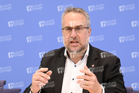 Bundespressekonferenz 'Sondervermögen für Infrastruktur - Mit Geld alleine kann man nicht bauen!' in Berlin