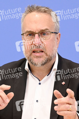 Bundespressekonferenz 'Sondervermögen für Infrastruktur - Mit Geld alleine kann man nicht bauen!' in Berlin