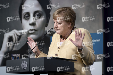 Ausstellungseröffnung 'Unsichtbare Wissenschaftlerinnen - Versäumte Bilder' in Berlin