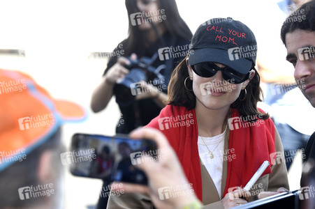 Ankunft von Zoey Deutch auf dem San Sebastian International Film Festival 2025