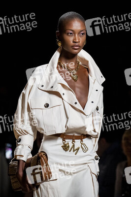 Lola Casademunt by Maite Fashion Show auf der Mercedes-Benz Fashion Week Madrid