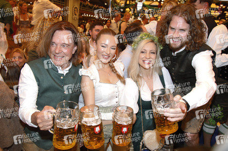 Wiesn Anstich im Schottenhamel Festzelt auf dem Oktoberfest 2025 in München