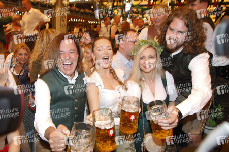 Wiesn Anstich im Schottenhamel Festzelt auf dem Oktoberfest 2025 in München