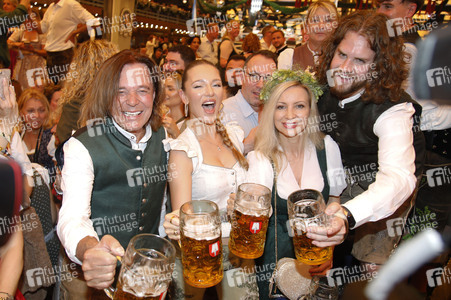 Wiesn Anstich im Schottenhamel Festzelt auf dem Oktoberfest 2025 in München