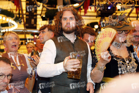 Wiesn Anstich im Schottenhamel Festzelt auf dem Oktoberfest 2025 in München