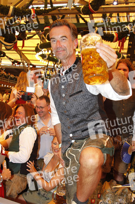 Wiesn Anstich im Schottenhamel Festzelt auf dem Oktoberfest 2025 in München