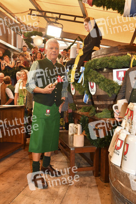 Wiesn Anstich im Schottenhamel Festzelt auf dem Oktoberfest 2025 in München