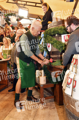 Wiesn Anstich im Schottenhamel Festzelt auf dem Oktoberfest 2025 in München