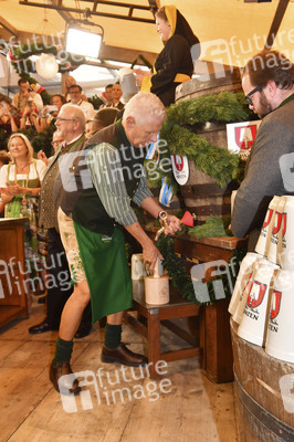 Wiesn Anstich im Schottenhamel Festzelt auf dem Oktoberfest 2025 in München