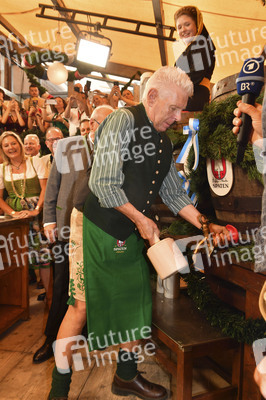 Wiesn Anstich im Schottenhamel Festzelt auf dem Oktoberfest 2025 in München