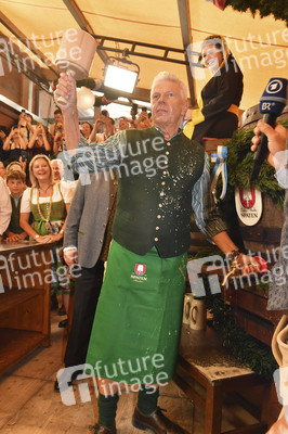 Wiesn Anstich im Schottenhamel Festzelt auf dem Oktoberfest 2025 in München