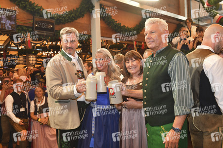 Wiesn Anstich im Schottenhamel Festzelt auf dem Oktoberfest 2025 in München