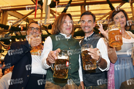 Wiesn Anstich im Schottenhamel Festzelt auf dem Oktoberfest 2025 in München