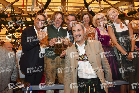 Wiesn Anstich im Schottenhamel Festzelt auf dem Oktoberfest 2025 in München