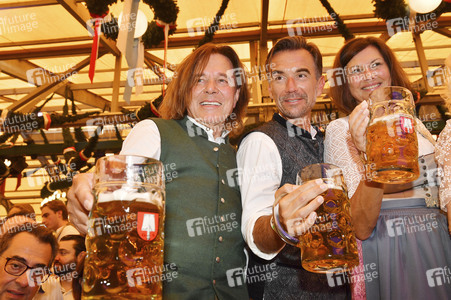 Wiesn Anstich im Schottenhamel Festzelt auf dem Oktoberfest 2025 in München