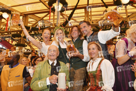 Wiesn Anstich im Schottenhamel Festzelt auf dem Oktoberfest 2025 in München