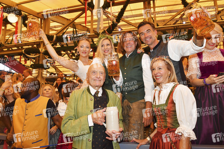 Wiesn Anstich im Schottenhamel Festzelt auf dem Oktoberfest 2025 in München