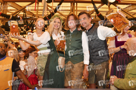 Wiesn Anstich im Schottenhamel Festzelt auf dem Oktoberfest 2025 in München