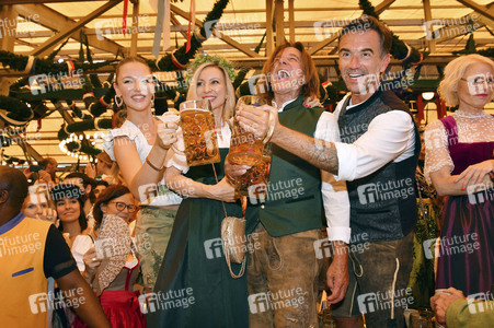 Wiesn Anstich im Schottenhamel Festzelt auf dem Oktoberfest 2025 in München