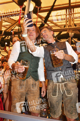 Wiesn Anstich im Schottenhamel Festzelt auf dem Oktoberfest 2025 in München