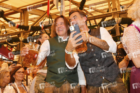Wiesn Anstich im Schottenhamel Festzelt auf dem Oktoberfest 2025 in München
