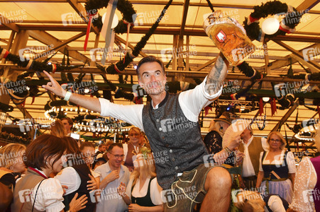 Wiesn Anstich im Schottenhamel Festzelt auf dem Oktoberfest 2025 in München