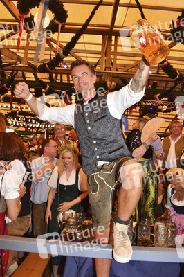 Wiesn Anstich im Schottenhamel Festzelt auf dem Oktoberfest 2025 in München