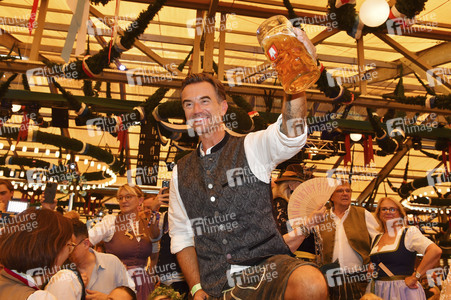 Wiesn Anstich im Schottenhamel Festzelt auf dem Oktoberfest 2025 in München