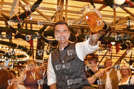 Wiesn Anstich im Schottenhamel Festzelt auf dem Oktoberfest 2025 in München