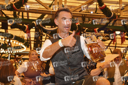 Wiesn Anstich im Schottenhamel Festzelt auf dem Oktoberfest 2025 in München