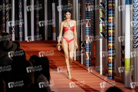 Dolores Cortés Fashion Show auf der Merceds-Benz Fashion Week M