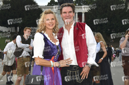 Almauftrieb beim Oktoberfest 2025 in München