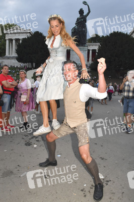 Almauftrieb beim Oktoberfest 2025 in München