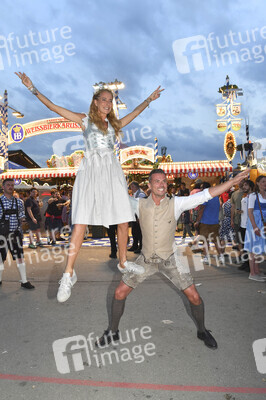 Almauftrieb beim Oktoberfest 2025 in München