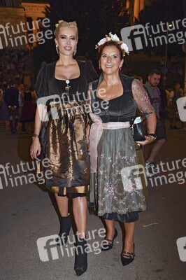 Almauftrieb beim Oktoberfest 2025 in München